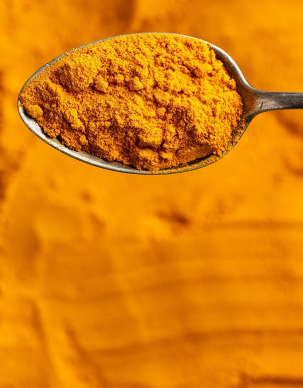 Kurkuma auf einem Löffel