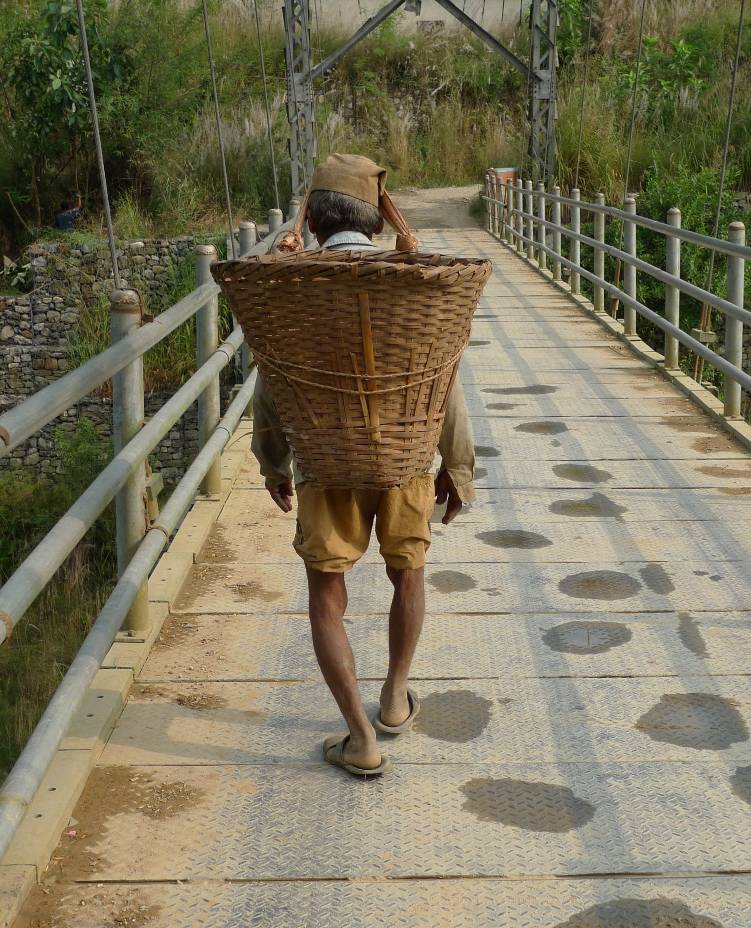 Mann trägt Ernte-Korb 