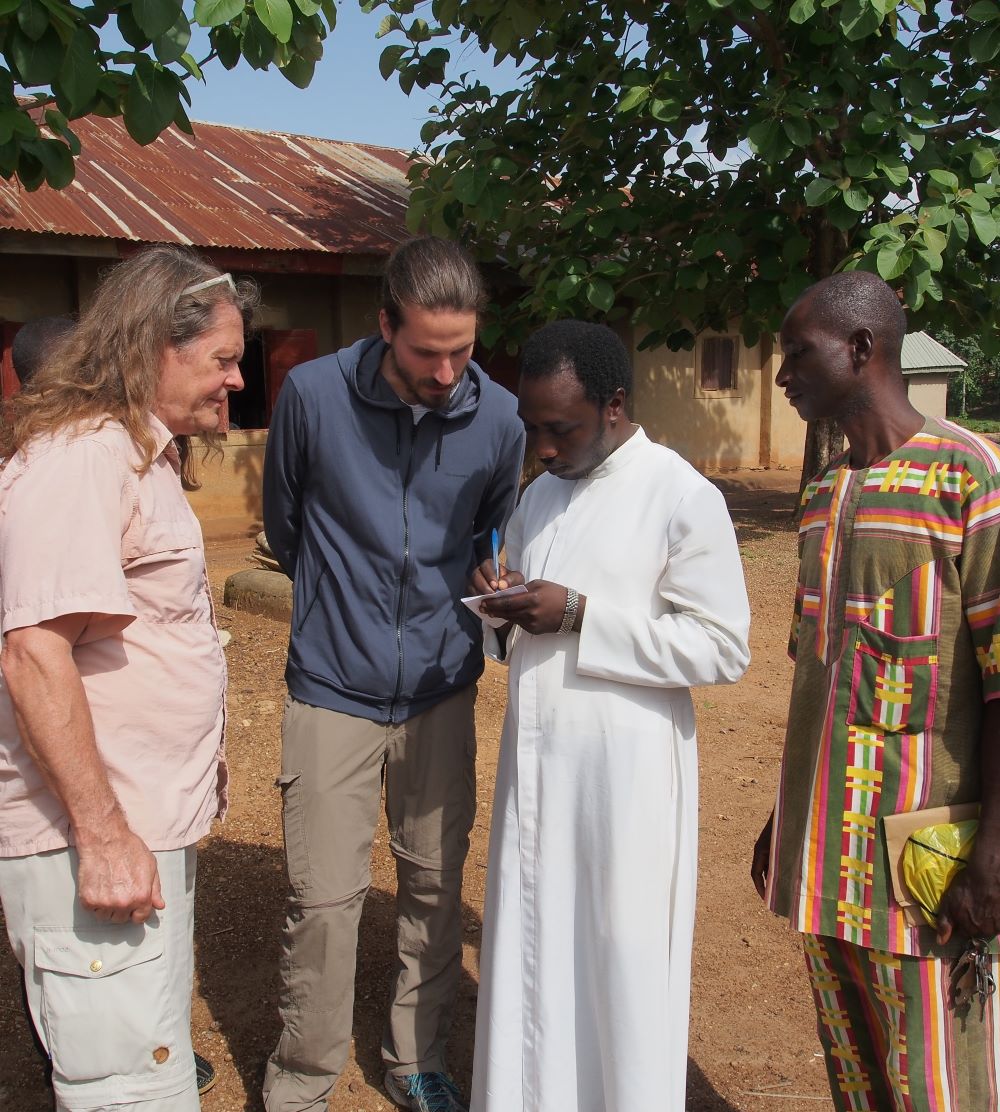 Peter und Moritz im Gespräch mit dem Ingwer-Bauern