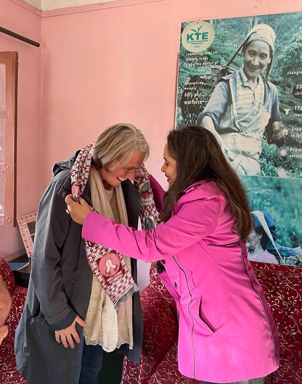 Uschi bekommt Schärpe überreicht