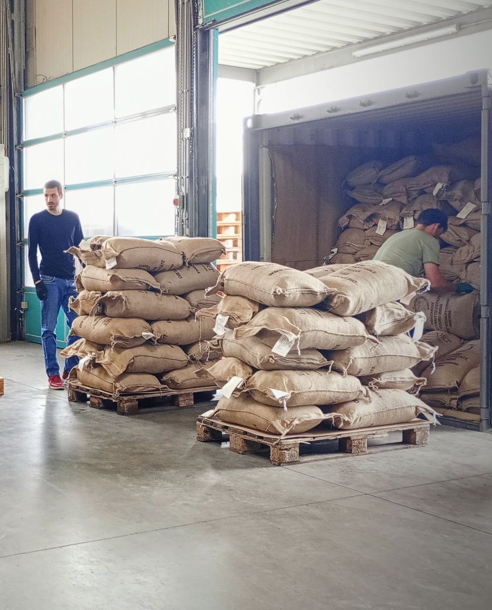 Kaffeesäcke werden auf Paletten gepackt