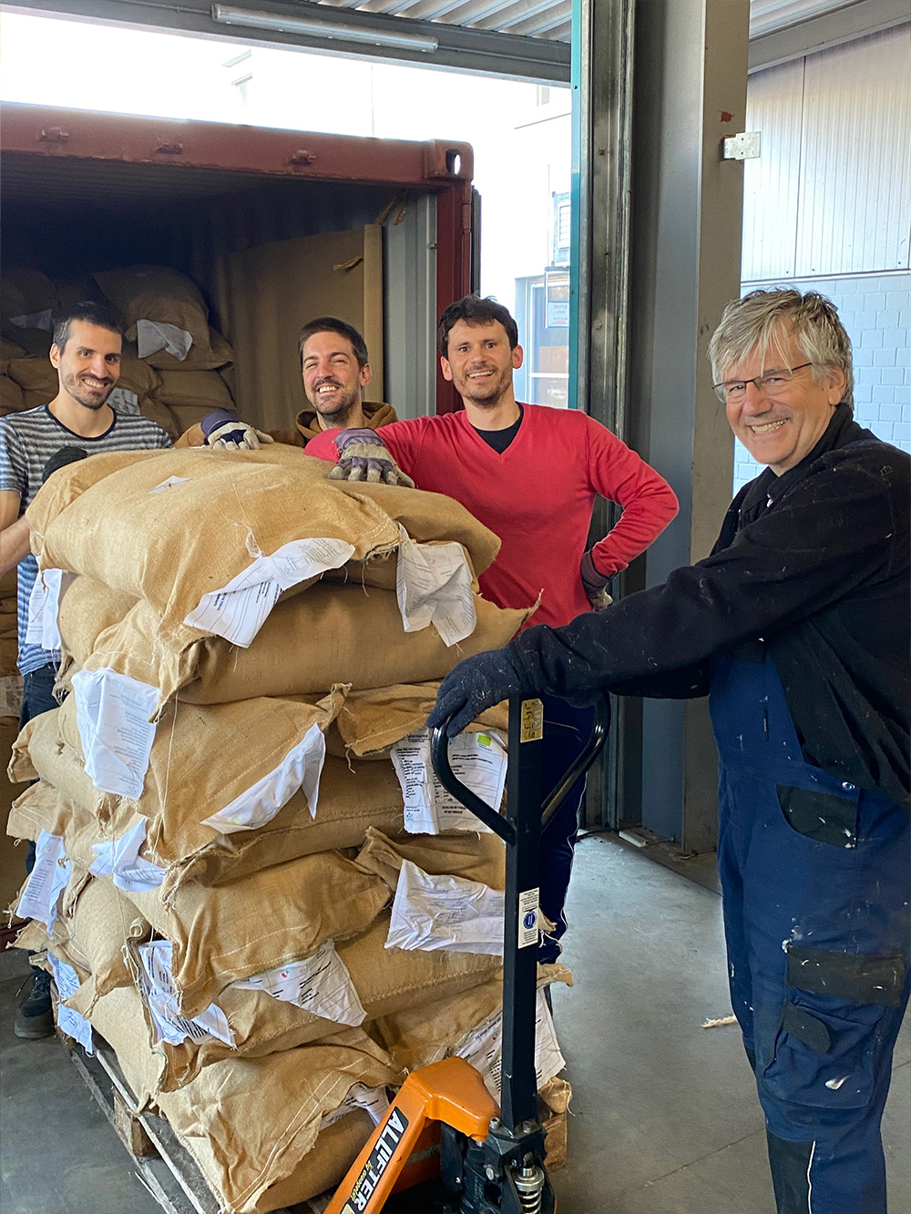 Ausladen des Kaffee-Containers