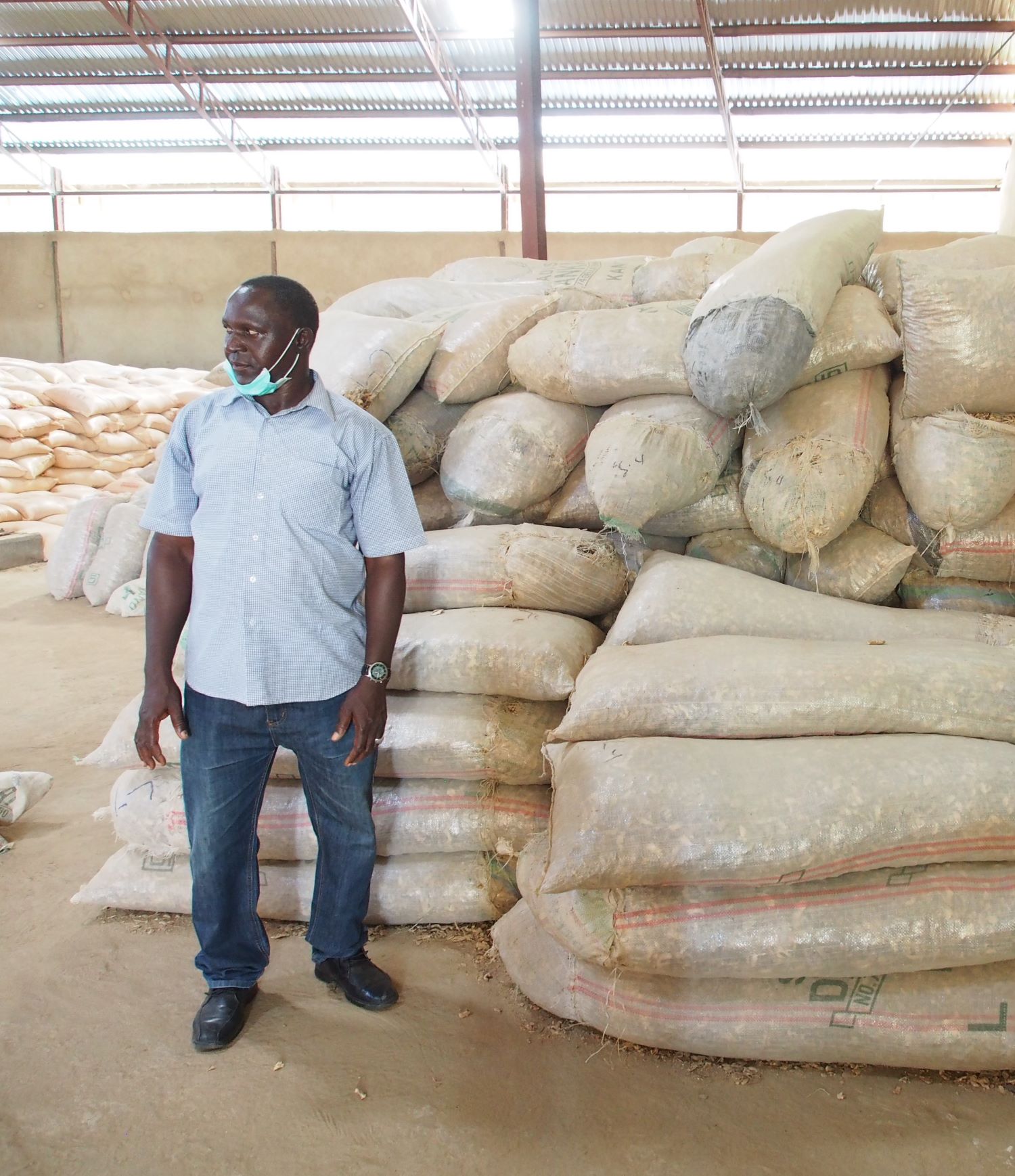 Mitarbeiter steht vor Säcken