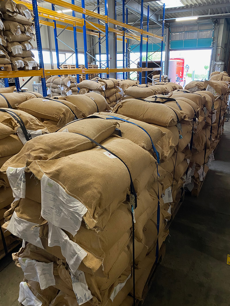 Kaffeesäcke im Lager